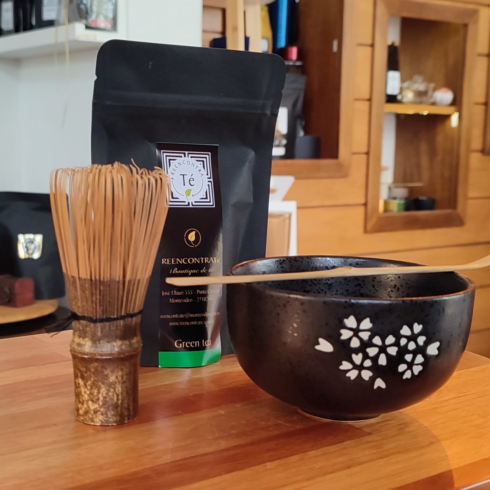 Set para matcha. 50gr té verde matcha, Batidor de bambú, cuchara de té y  bowl de té negro